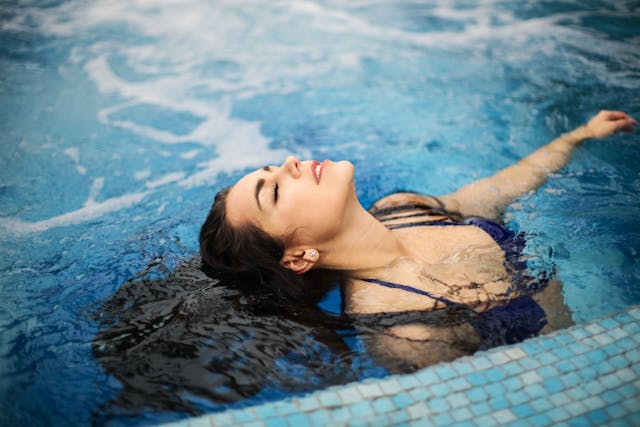 dívka ve vodě