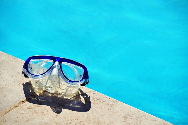 brýle u bazénu